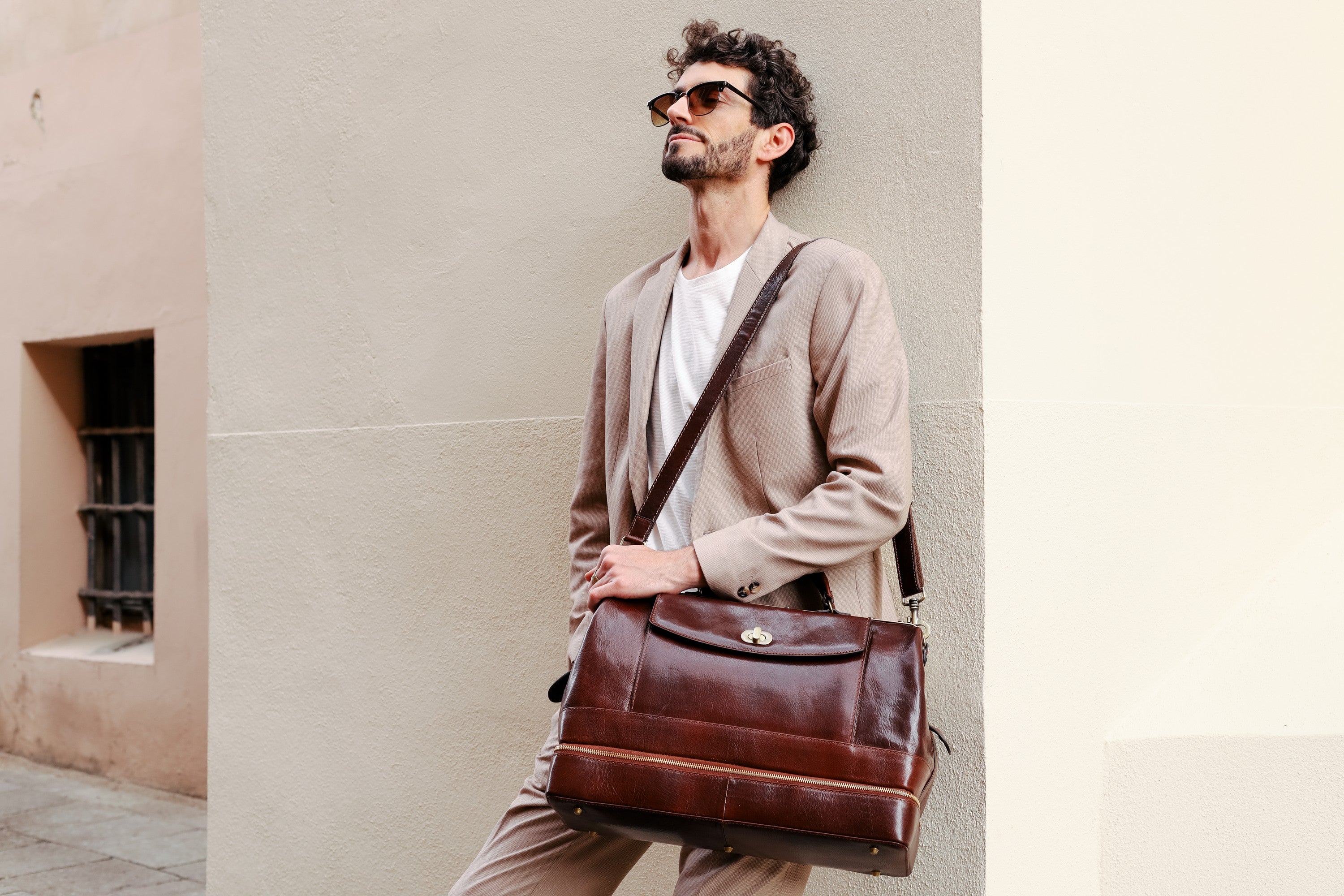 Minimal Doctor Bag in Leather Full Grain with Metal Zip and Adjustable Shoulder Strap